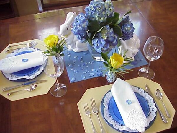 Для сервировки стола выбирается синий цвет
