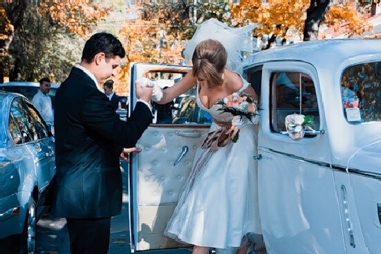 Невеста выходит из автомобиля
