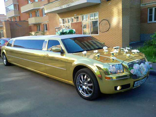 золотой свадебный лимузин