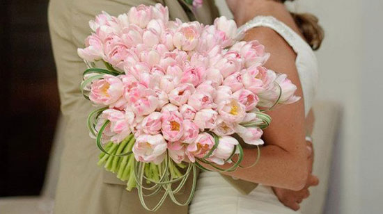 Большой свадебный букет из розовых тюльпанов