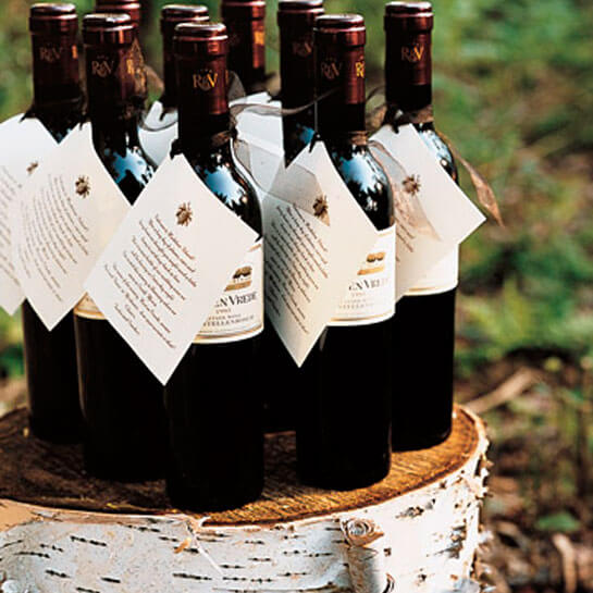 бутылка хорошего вина - подарок, который гости наверняка оценят