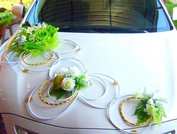 свадебный автомобиль с зеленым декором