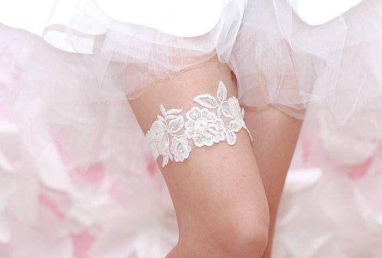 Подвязка на правой ноге невесты