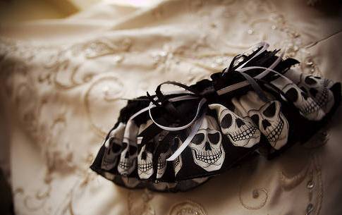 подвязка невесты с черепами