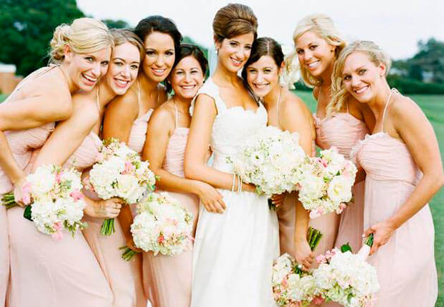 невеста со своими подружками в розовом