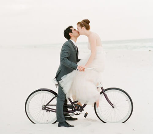 Жених и невесты на велосипеде