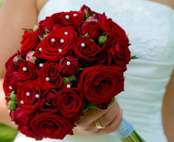 красный свадебный букет с розами