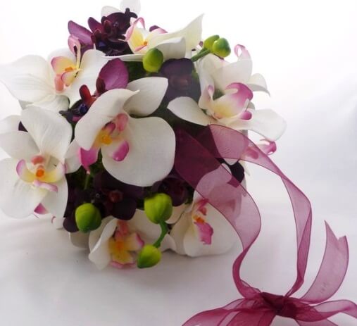 бордовые орхидеи в букете невесты