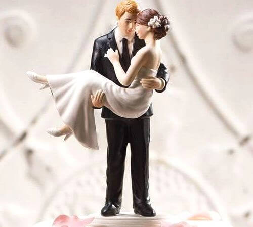 фигурки на торте-жених держит невесту на руках