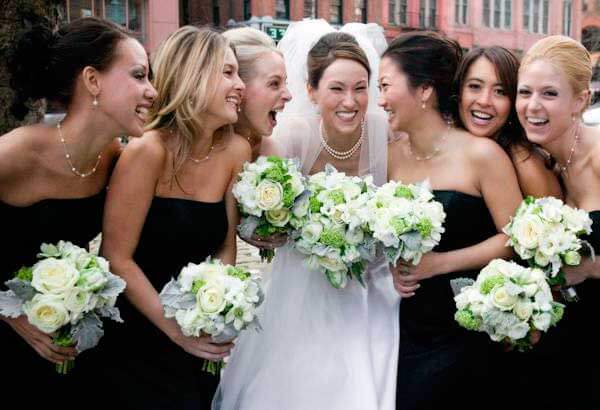 невеста в белом с подружками