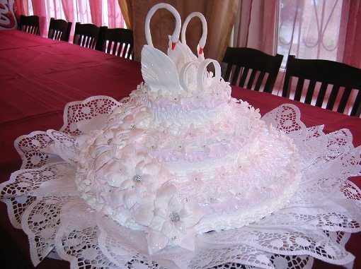 лебеди на свадебном торте