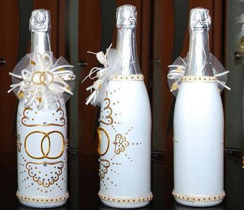 свадебные бутылки украшены стразами