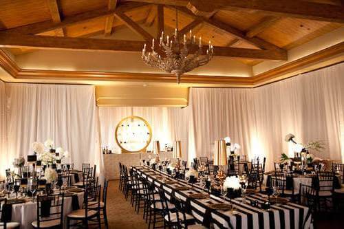 свадебный зал со столами в черно-белую полоску