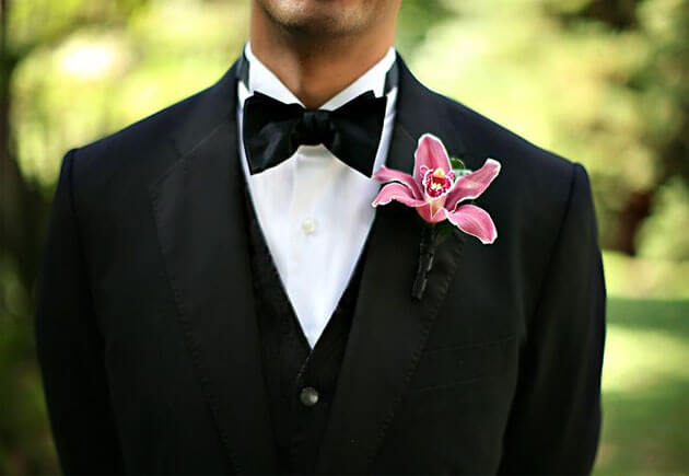 розовая лилия в свадебной бутоньерке