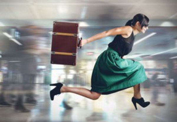 Женщина бежит со скоростью света, с чемоданом в руках
