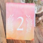 Акварельные номерки цвета тропического заката • 12 удобных бесплатных шаблонов для нумерации столов • Meelo. Блог о свадебной полиграфии