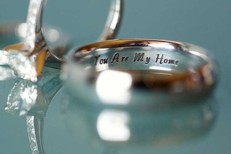 Романтическая надпись на свадебных кольцах