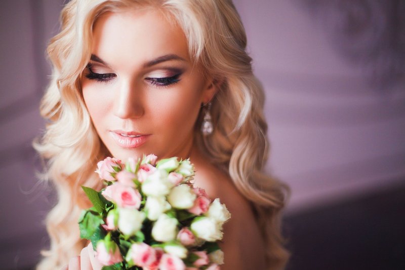 Нежно-розовый макияж на свадьбу для блондинок