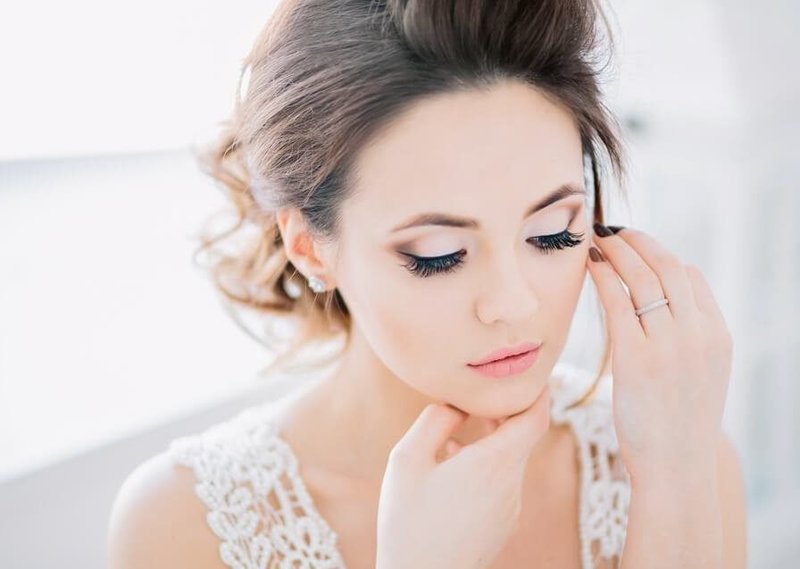 Нежный макияж со стрелками на свадьбу для зелёных глаз