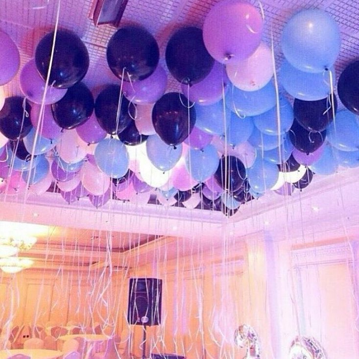 Много воздушных шаров в зале на потолке