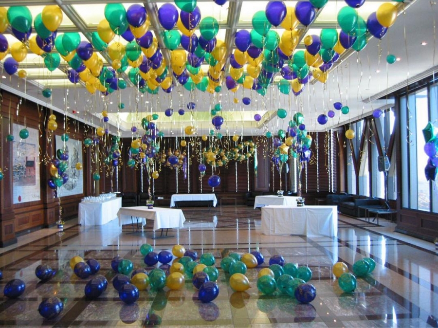 Зал оформлен фиолетовыми, желтыми и зелеными шарами