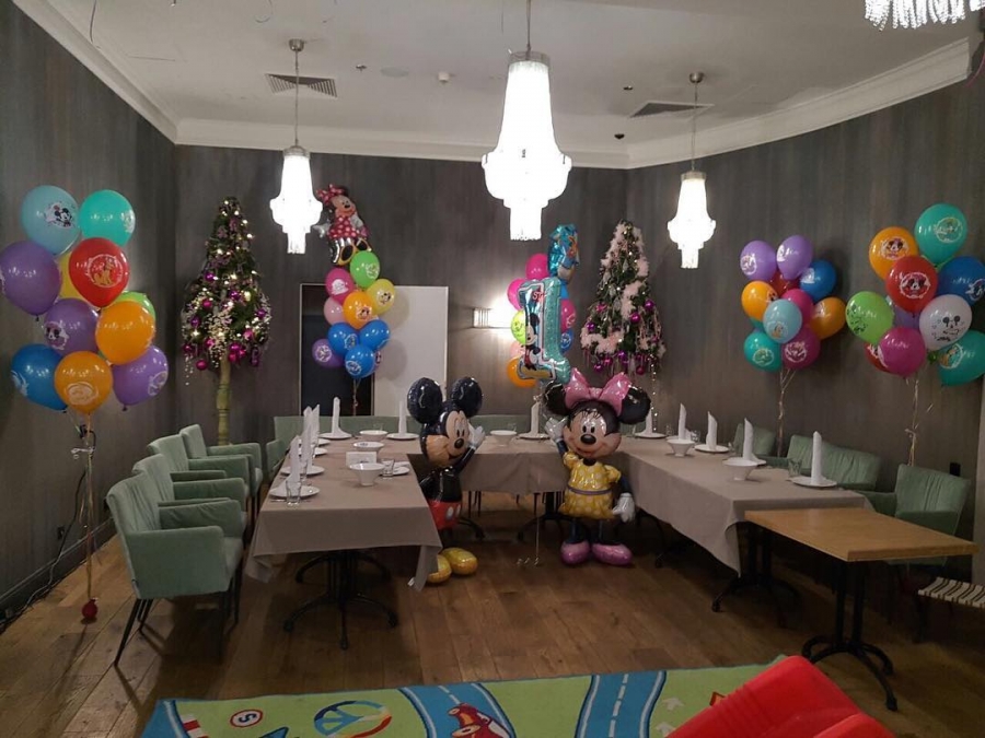 Зал оформлен шарами в тематике Микки Маус на детский юбилей
