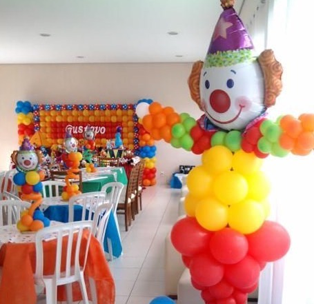 Веселая разноцветная фигура клоуна из воздушных шаров на детский юбилей