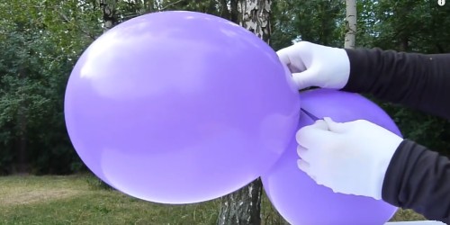 Связываем фиолетовые шарики по 2 штуки