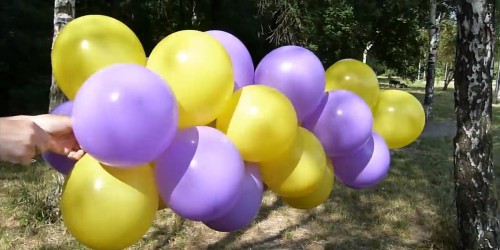 Крепим воздушные шарики на леску для изготовления арки