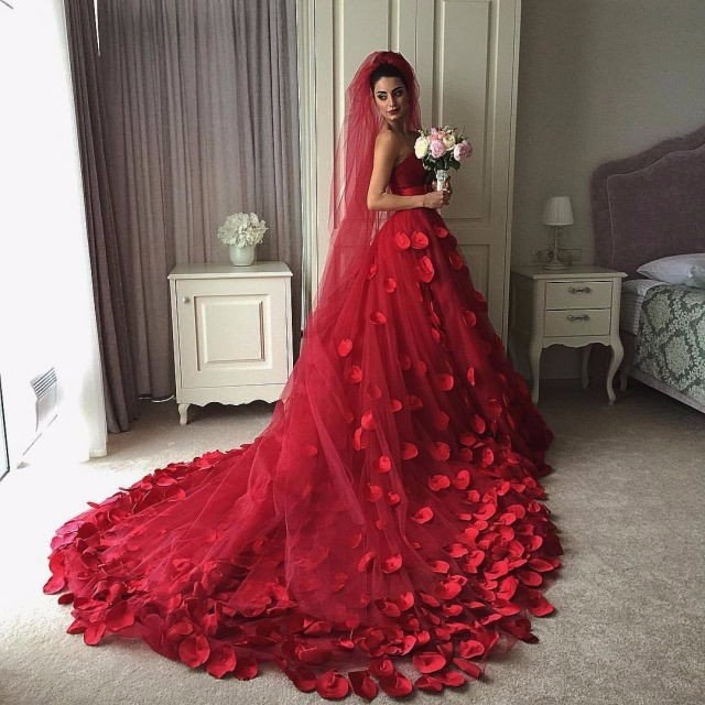 Роскошная невеста в красном свадебном платье