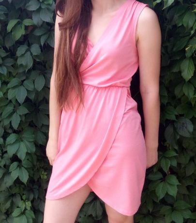 Розовое платье-тюльпан