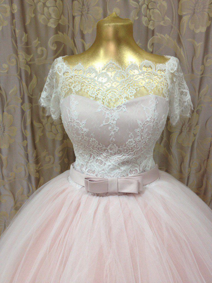 Свадебное платье пудрового цвета для изящной девушки