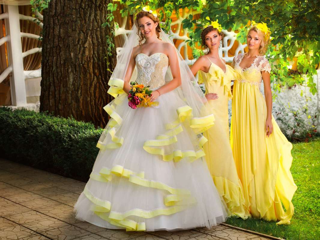 Цветные свадебные платья