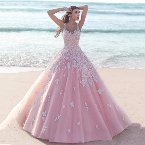 В свадебных коллекциях весна-лето можно увидеть платья от пудрового цвет до розового