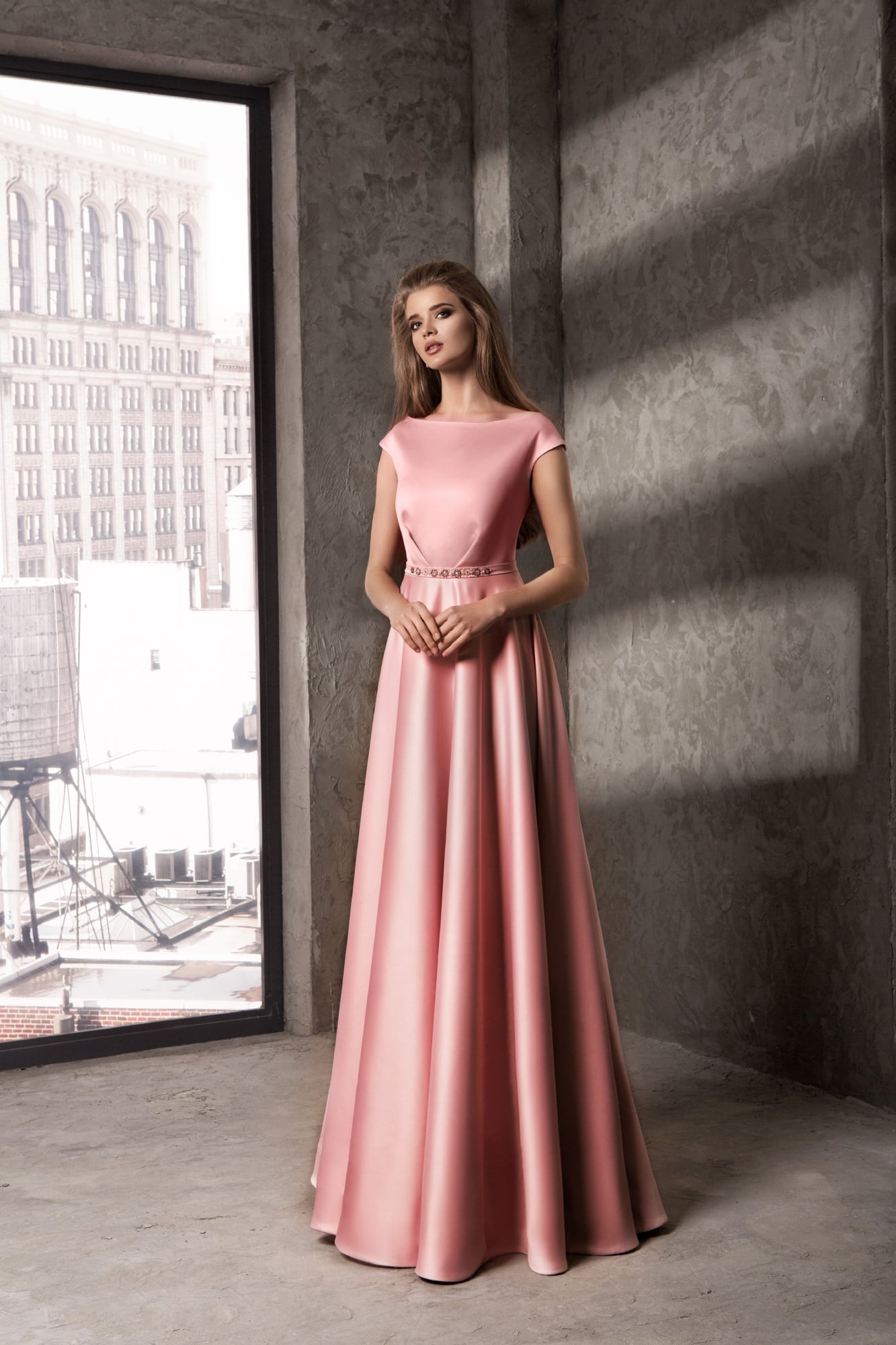 Закрытое вечернее платье прямого кроя из глянцевого розового атласа