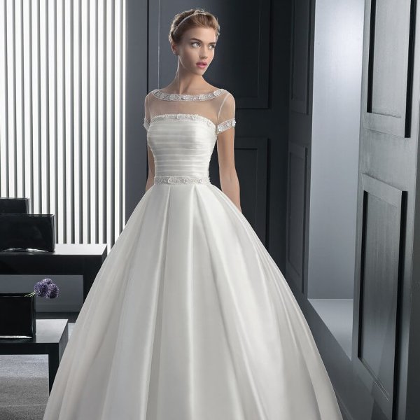 Атласное свадебное платье с корсетом