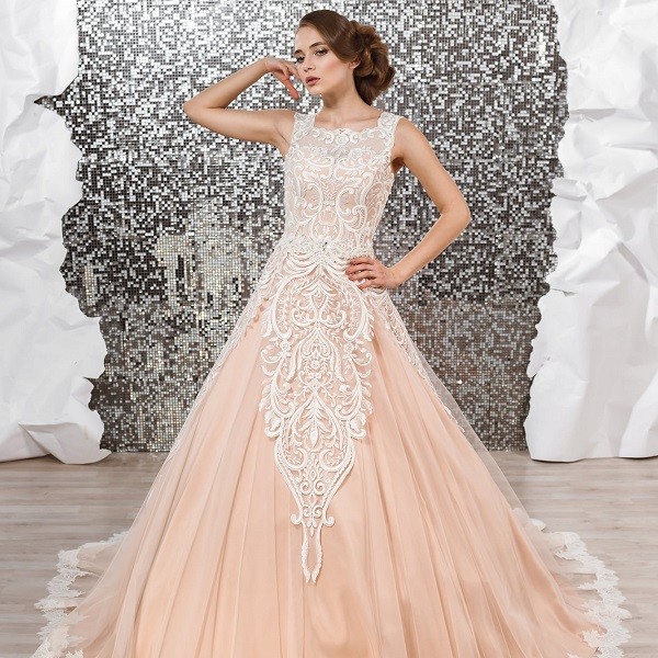 Персиковое свадебное платье А-силуэта