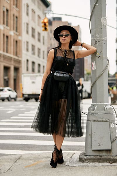 Девушка в черном миди платье с прозрачной юбкой