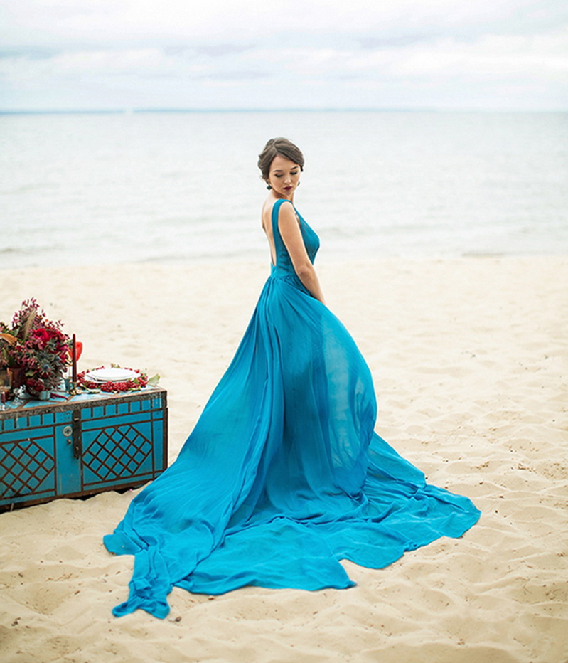 Ярко-голубое свадебное платье