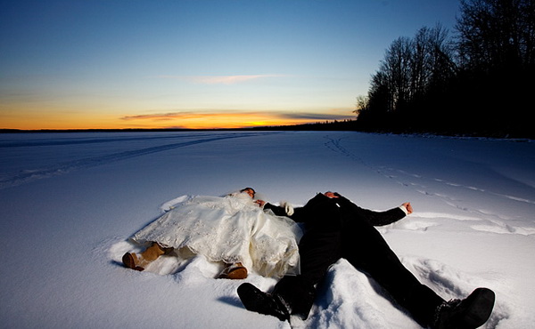 Идея фотосессии для зимней свадьбы