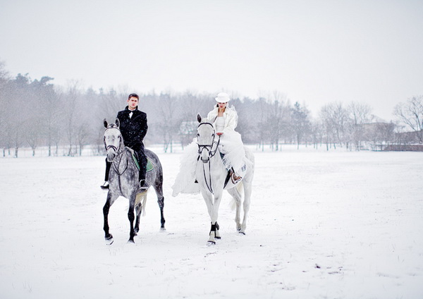 Идея фотосессии для зимней свадьбы на лошадях