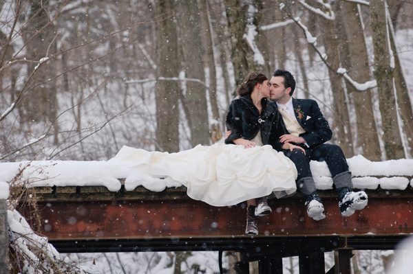 Идея фотосессии для зимней свадьбы в туман