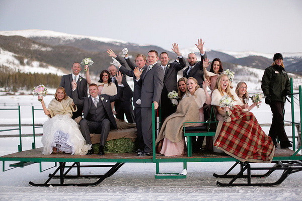 Идея фотосессии для зимней свадьбы на санях