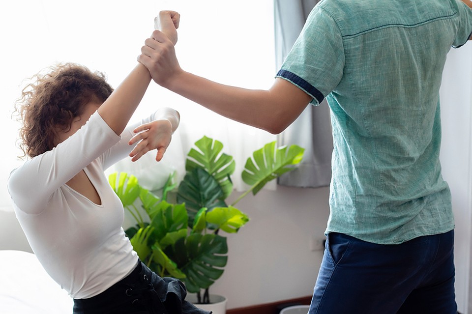 Необходимость долго находиться друг с другом уже вызвало волну семейного насилия Фото: Shutterstock