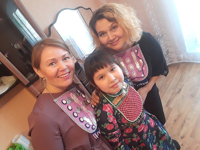 На фото Оксана с родной сестрой и племянницей 