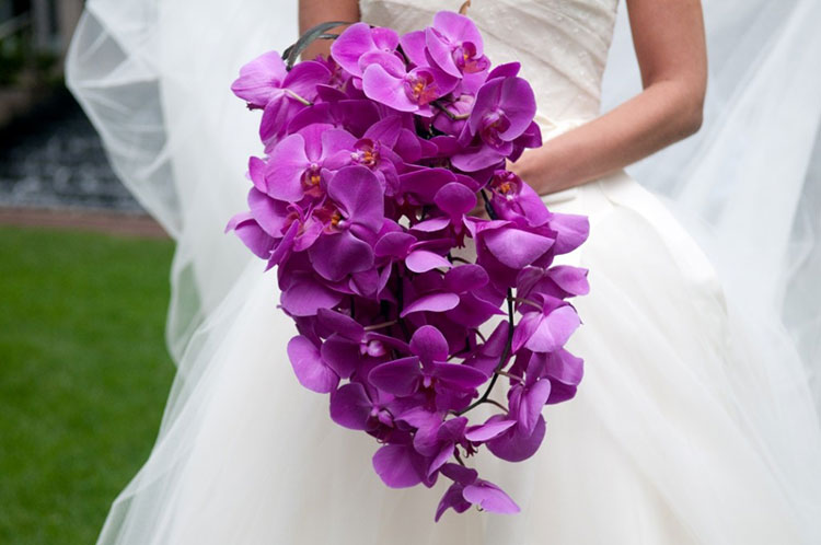 Букет невесты из орхидей фиолетового цвета