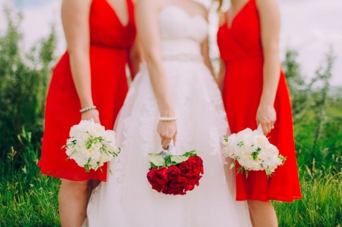 Букеты для невесты и подружек для красно-белой свадьбы