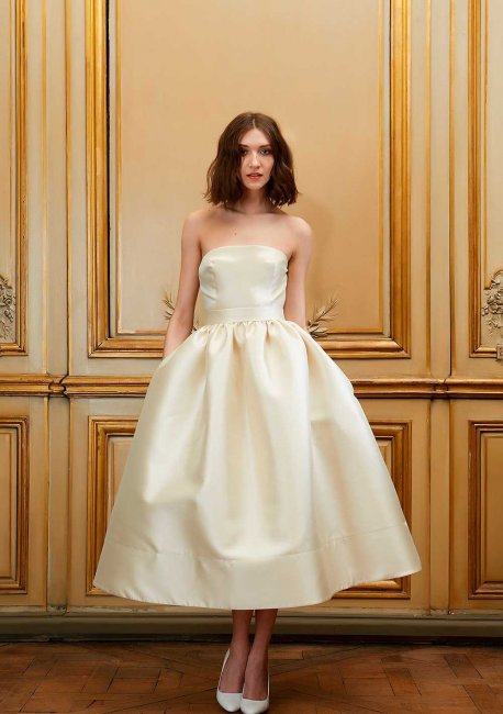 Короткое свадебное платье из атласа. Прекрасный выбор для ретро-свадьбы