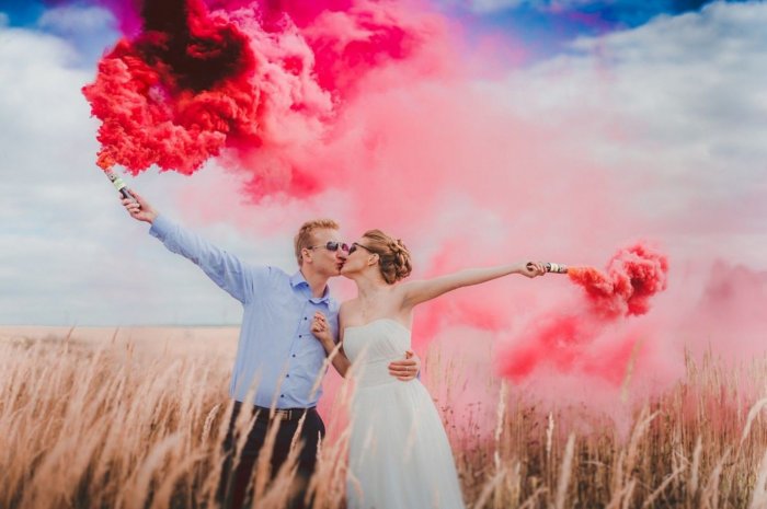 Цветной дым на свадебной фотосессии на природе