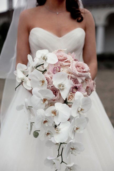 Каскадный букет невесты для пышного свадебного платья
